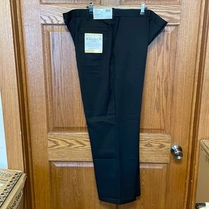 New with tags. Mens 42Wx30L Black Haggar H26 Classic Fit Dress Pants